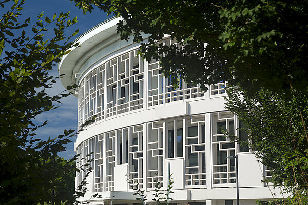 Extérieur du bâtiment de LILLIAD, sous un temps ensoleillé