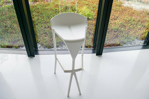 Tabouret haut, vue de côté légèrement en hauteur