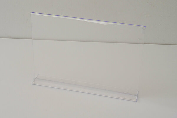 Un présentoir de table transparent au format A4 horizontal, vue légèrement de côté