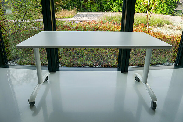 Table blanche à roulettes, vue de face