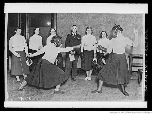 Escrime féminine entre Miss Jamieson et Miss Ballantine. 1933. [photographie de presse] / [Agence Rol]. Bibliothèque nationale de France, département Estampes et photographie, EI-13 (1911).