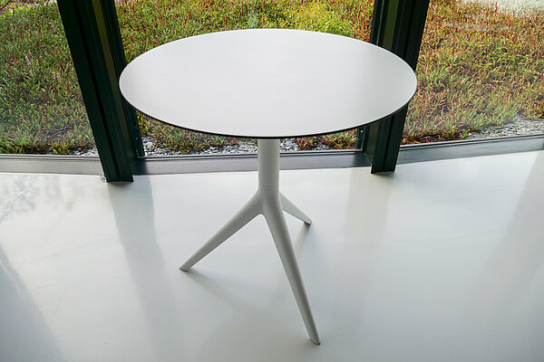 Table blanche de taille moyenne, prise de vue légèrement en hauteur, de côté