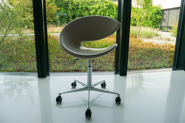 Fauteuil gris à roulettes, vue de face