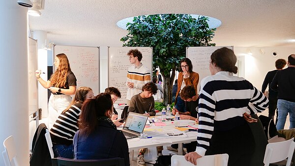 Un groupe de travail autour d'une table dans le salon P.I.