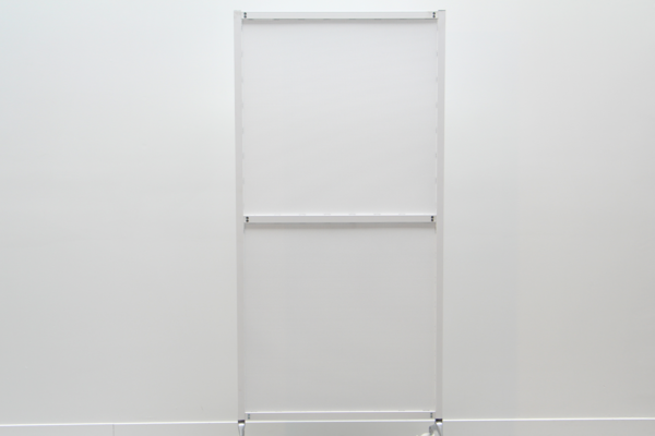Grille simple blanche sur roulettes, vue de face