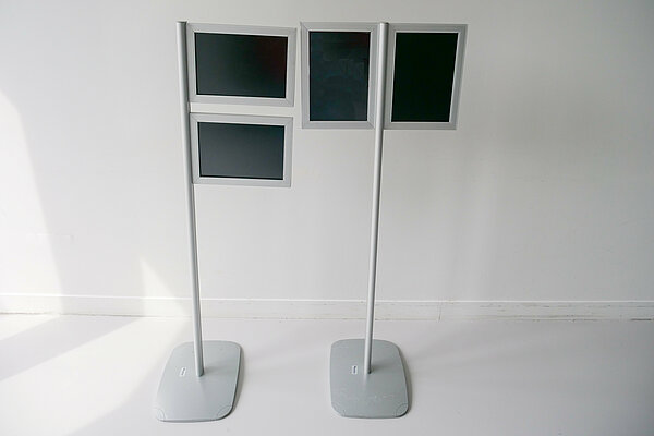 Deux panneaux d’affichage double au format A4, l’un est au format horizontal, l’autre est au format vertical, vue de face