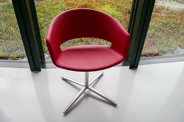Fauteuil rouge avec pied en métal, vue de face