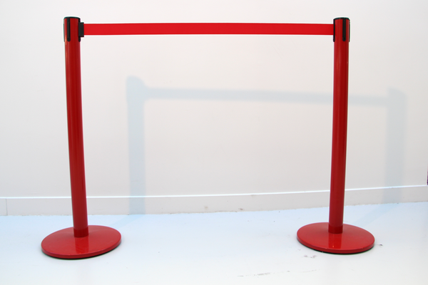 Poteaux de guidage rouge avec sangle rétractable, vue de face