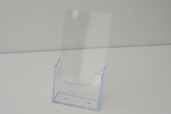 Un présentoir de table transparent au format 1/3 A4, vue légèrement de côté